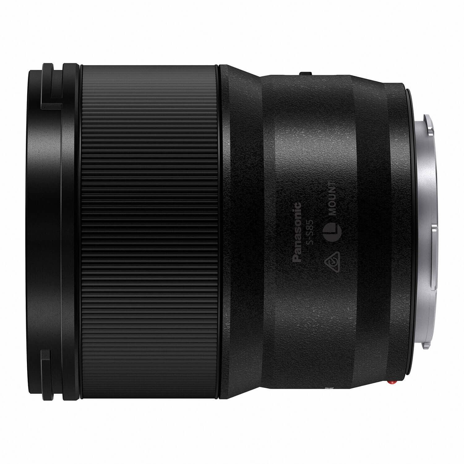 Un obiettivo nero Panasonic S-S85. Ha sezioni a coste e lisce, attacco argentato e un punto rosso.