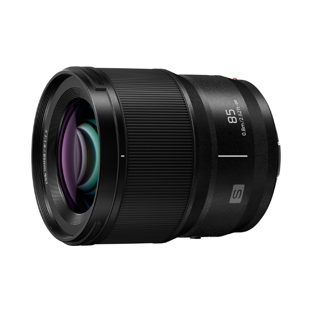 Un obiettivo per fotocamera nero con anelli metallici, una lente in vetro e testo bianco. L'obiettivo è etichettato 85 mm, f/1.8 e ha la lettera S.