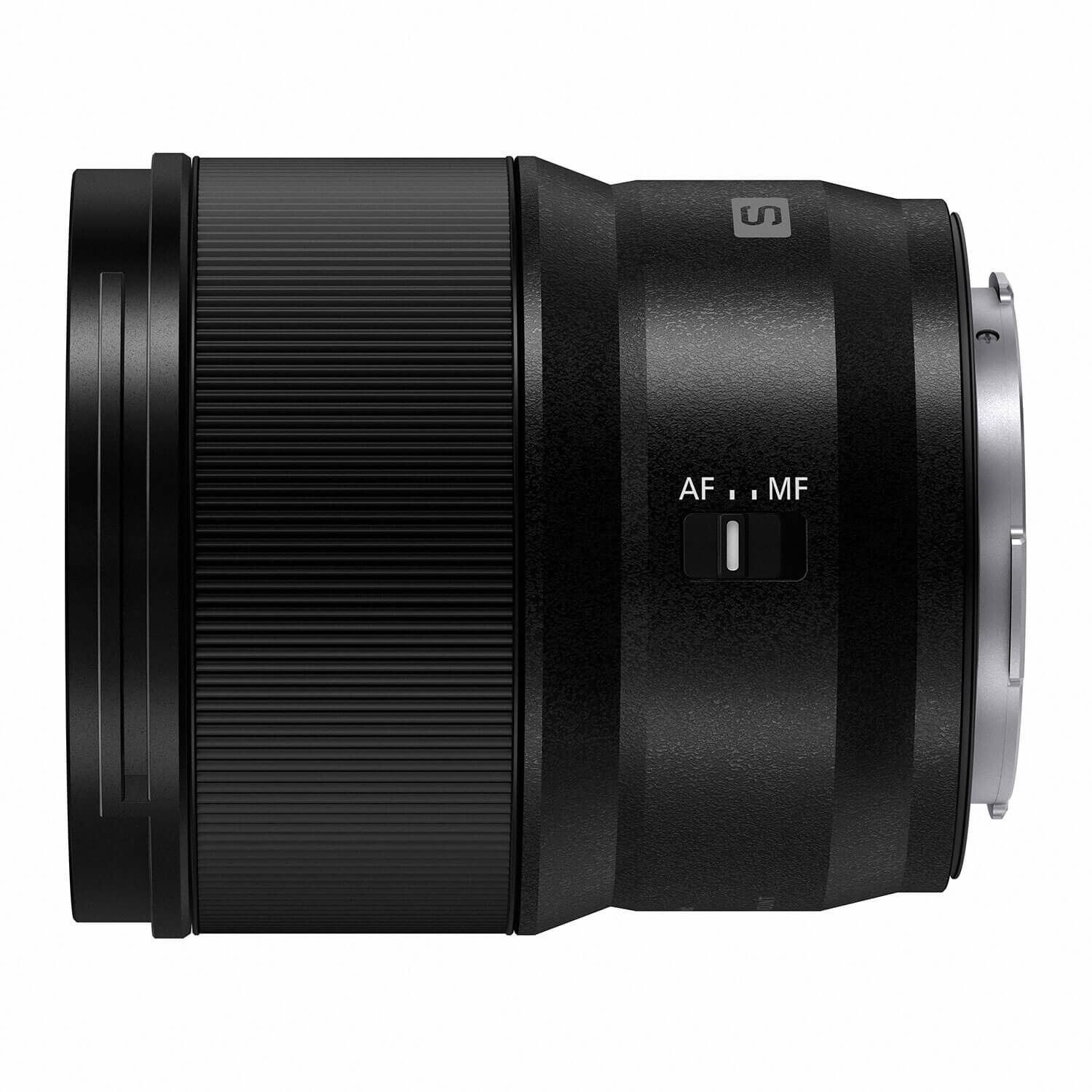 Un obiettivo nero per fotocamera. Ha sezioni a coste, un anello argentato e un interruttore AF/MF. L'obiettivo è isolato.