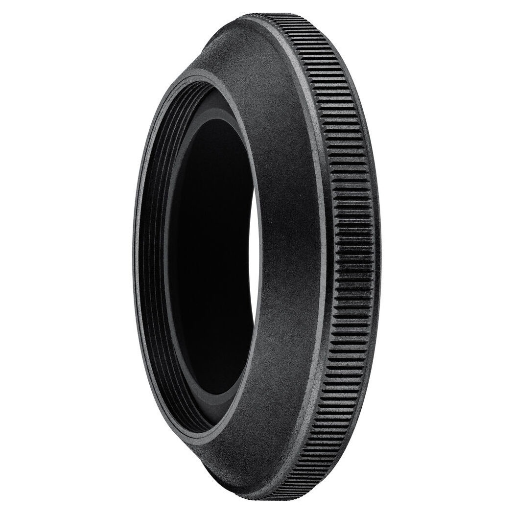 Primer plano de un adaptador de lente negro. Tiene forma circular con bordes estriados y un anillo interior roscado.