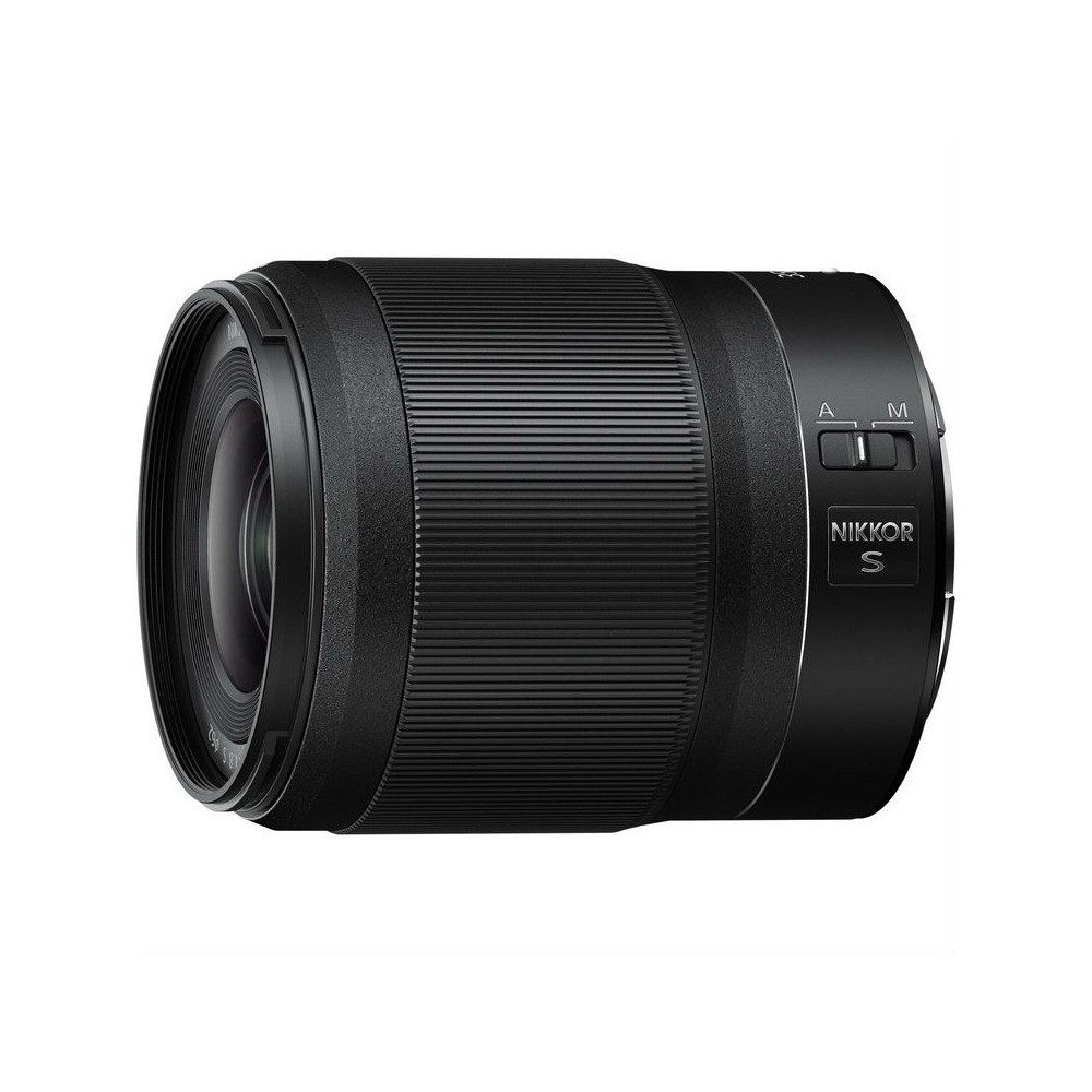 Un obiettivo per fotocamera Nikkor S nero. L'obiettivo è cilindrico con una struttura a coste. Ha un selettore di apertura e modalità di messa a fuoco.