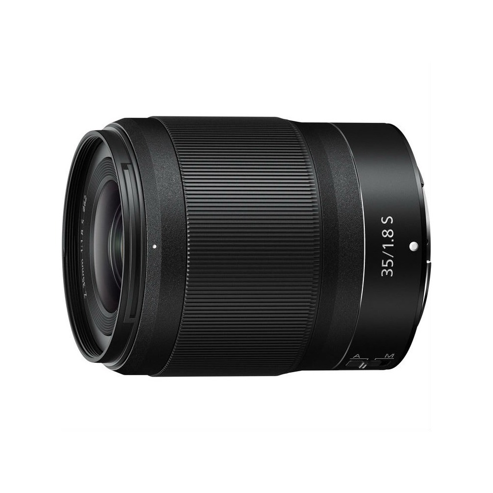 Un obiettivo per fotocamera nero. L'obiettivo è cilindrico, con corpo a coste. Il testo sull'obiettivo dice 35/1.8 S.