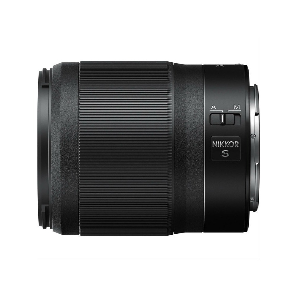 Un obiettivo nero Nikon Nikkor S. Ha un corpo scanalato, con un interruttore A/M e il logo Nikkor S sul lato.