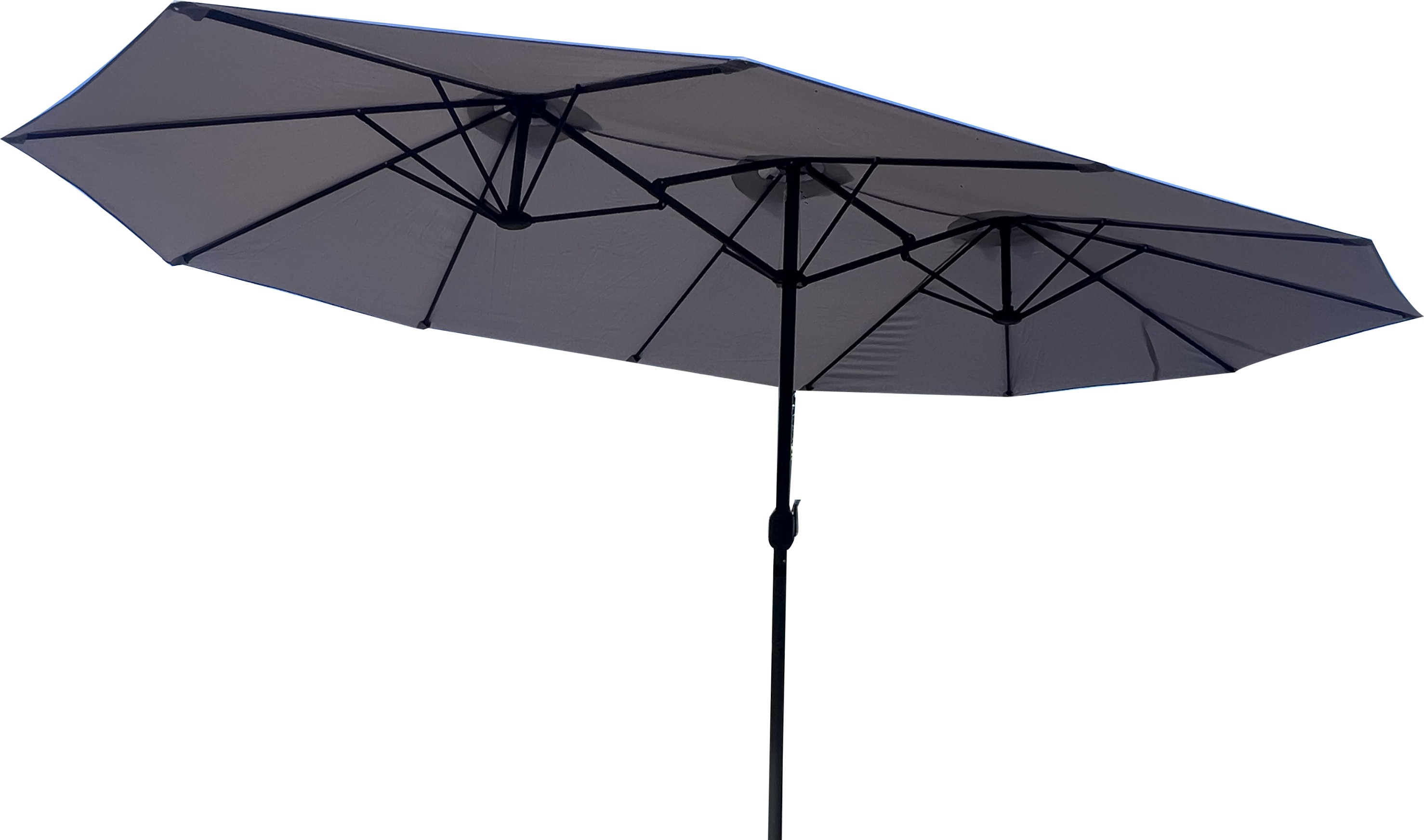 Un grande ombrellone da patio grigio a due lati è aperto. L'ombrellone è sostenuto da un palo nero. Lo sfondo è bianco.