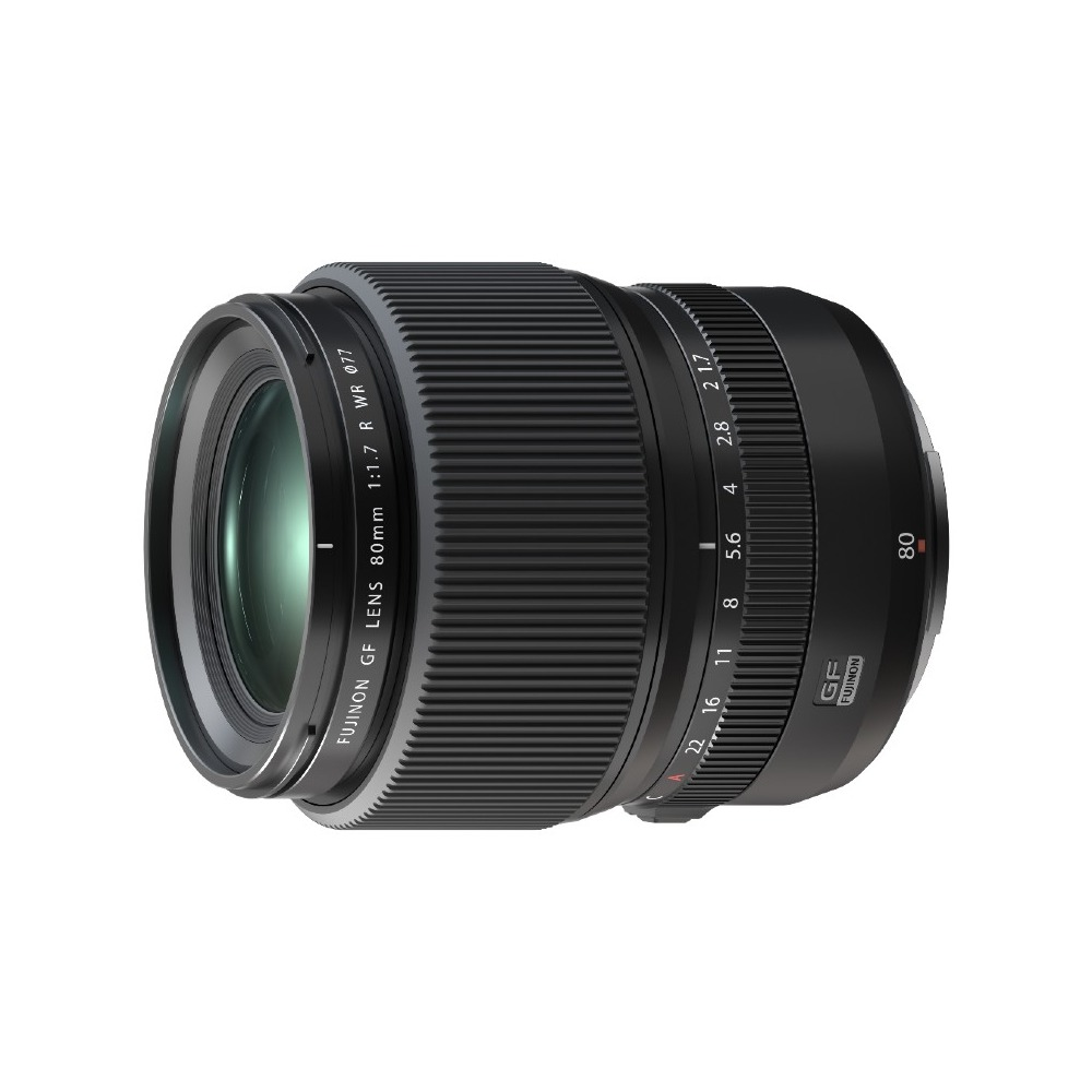 Un obiettivo Fujinon GF nero, 80 mm 1:1.7 R WR, con segni di apertura e distanza focale, su sfondo bianco.