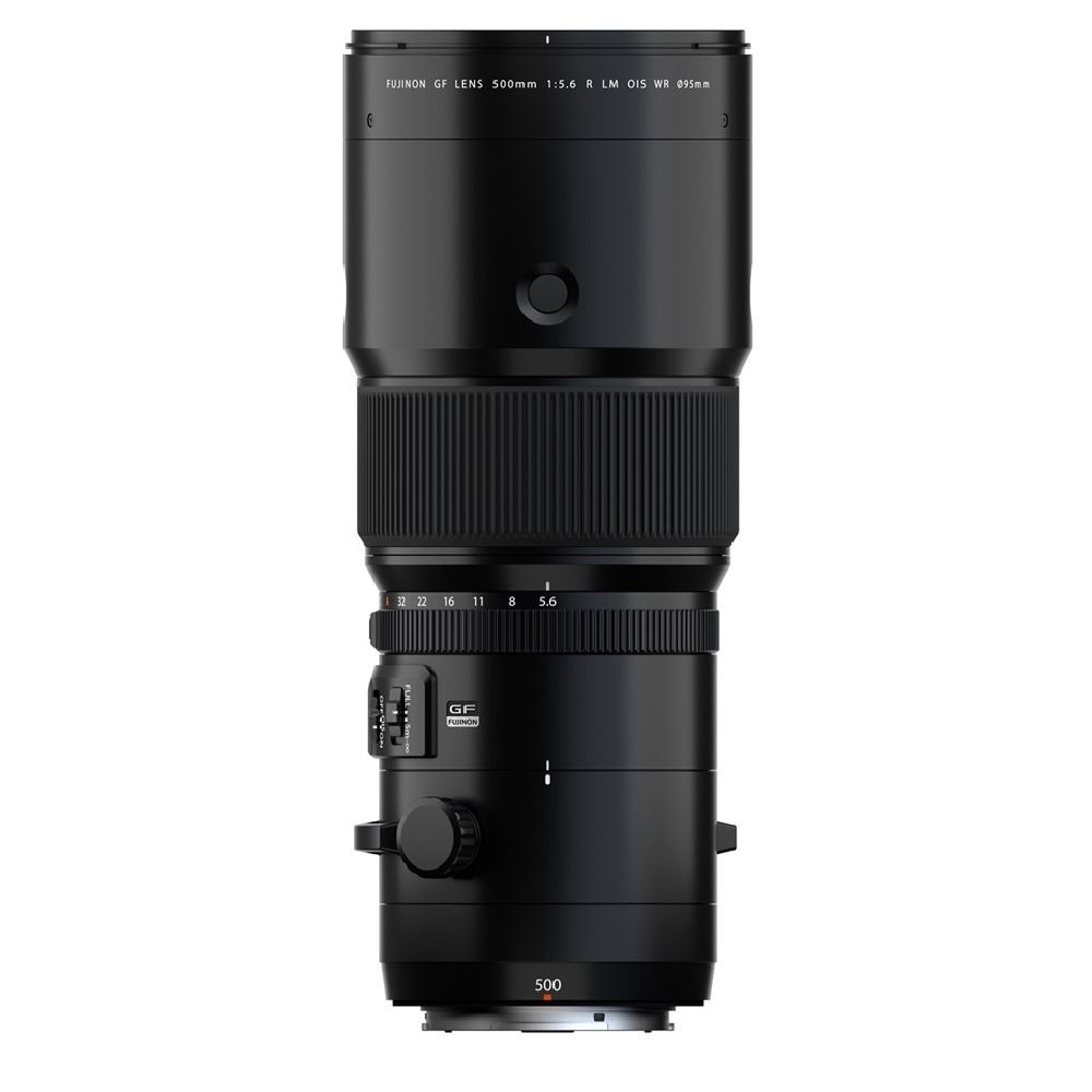 Un obiettivo Fujifilm nero con marcature. Dispone di un barilotto dell'obiettivo, anelli di messa a fuoco e impostazioni di apertura. L'obiettivo è etichettato '500mm 1:5.6'.
