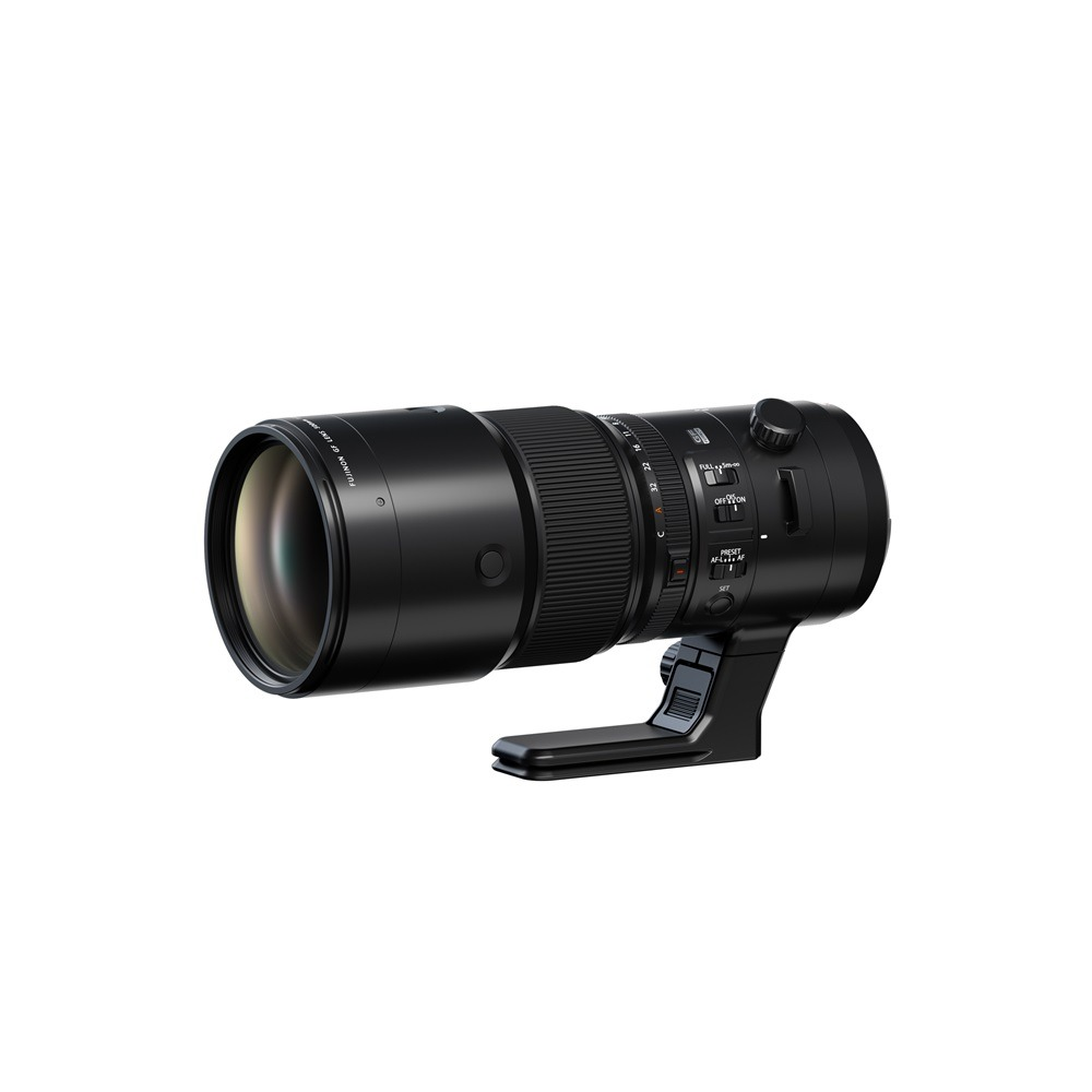 Un obiettivo nero per fotocamera con più anelli e pulsanti, montato su sfondo bianco. Ha un paraluce e un supporto per treppiede.