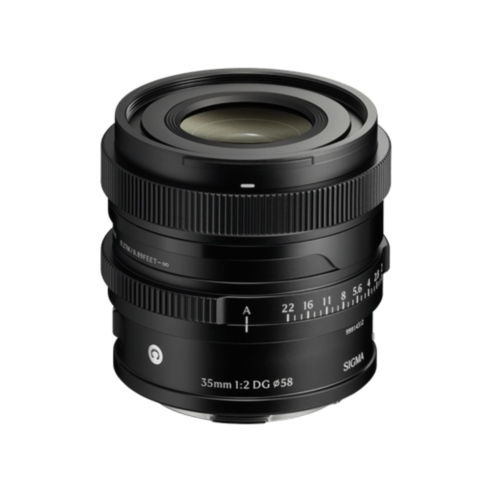 Lente negro Sigma 35mm 1:2 DG. Tiene anillos con números y marcas, y el logo de Sigma. La lente está sobre un fondo blanco.