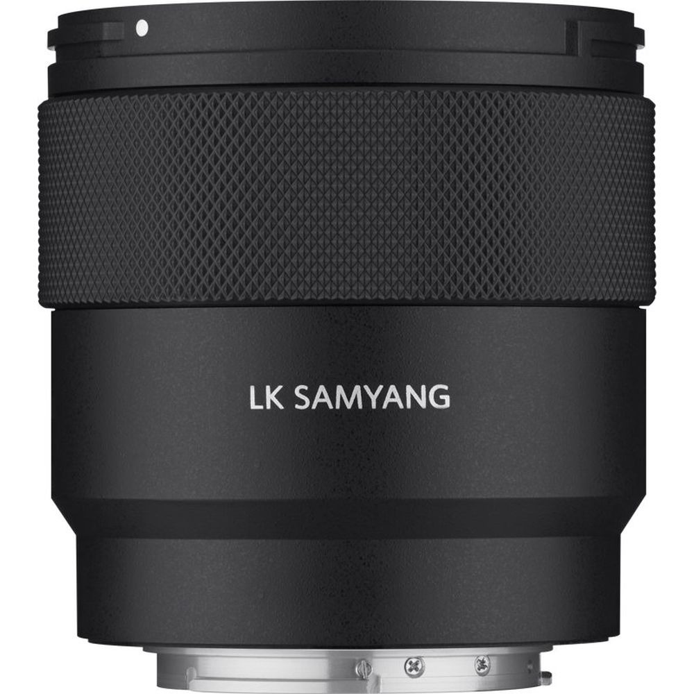 Primo piano di un obiettivo nero per fotocamera LK SAMYANG. L'obiettivo ha un'impugnatura strutturata e una base metallica.