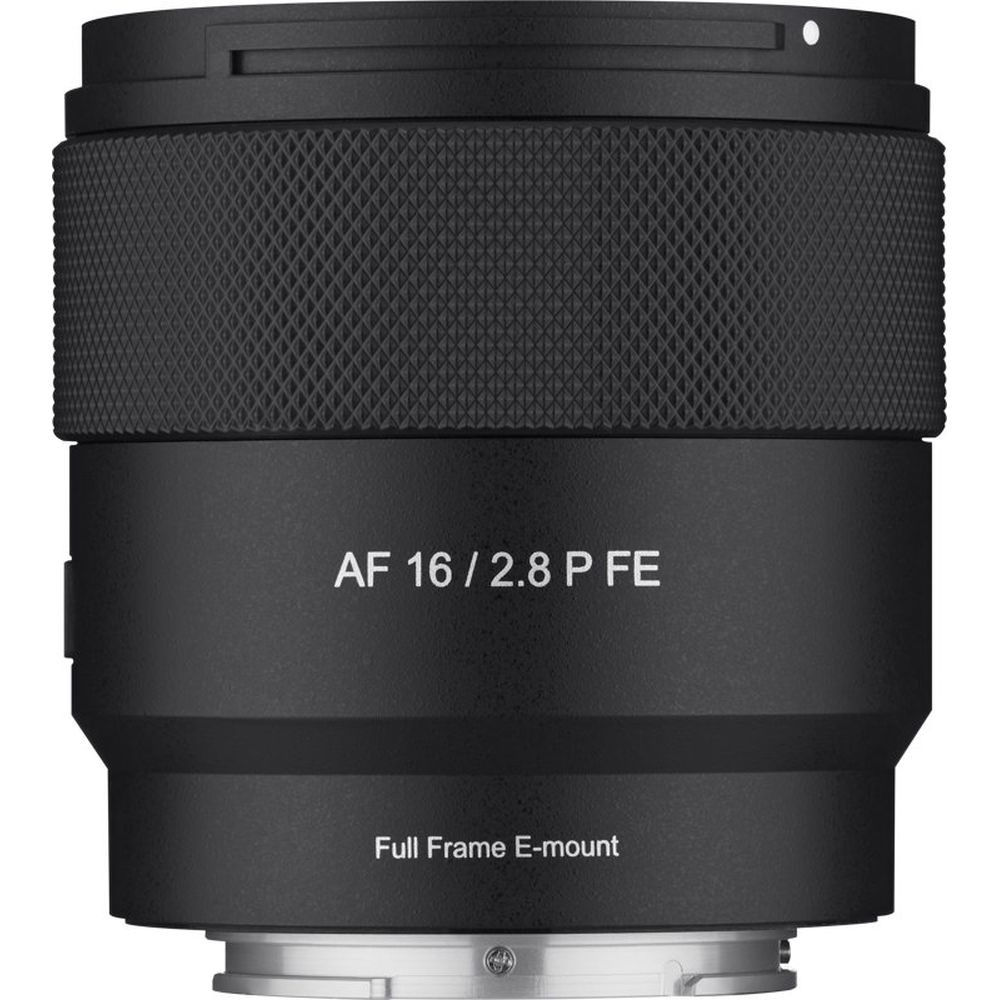 Un obiettivo nero per fotocamera con la scritta 'AF 16/2.8 P FE' e 'Full Frame E-mount'. L'obiettivo ha un'area di presa strutturata.