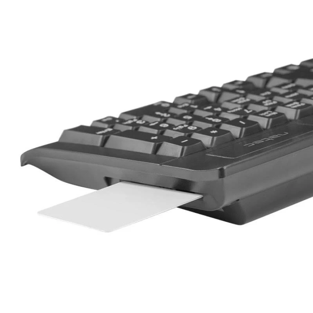 Zbliżenie czarnej klawiatury z białymi klawiszami. Biała karta jest włożona w szczelinę na klawiaturze.