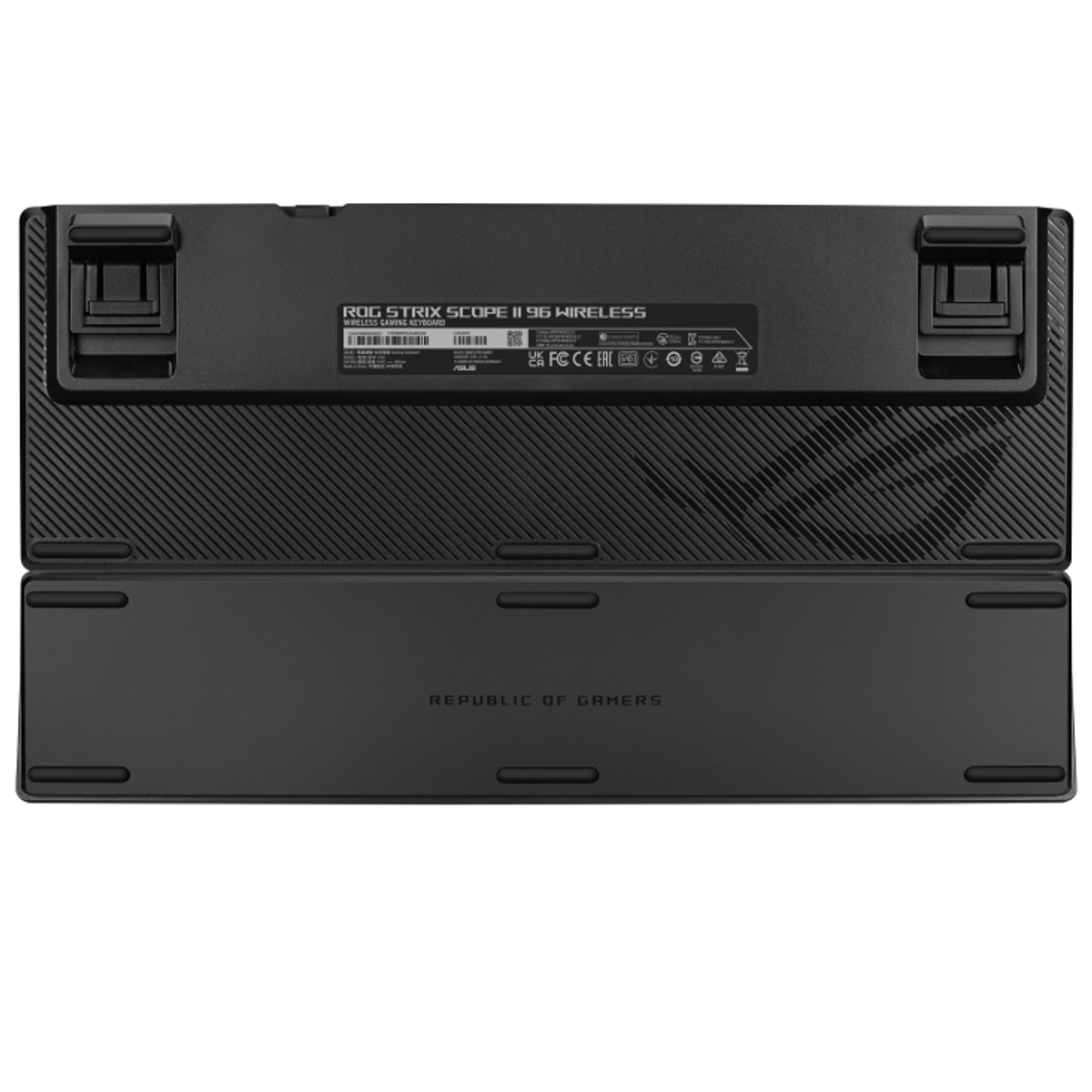 Teclado negro ROG Strix Scope II 96 Wireless, vista inferior. Incluye número de serie y detalles del producto. Texto 'Republic of Gamers' visible.
