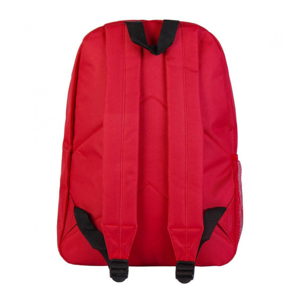 Una mochila roja con correas negras y un bolsillo lateral de malla se muestra sobre un fondo blanco.
