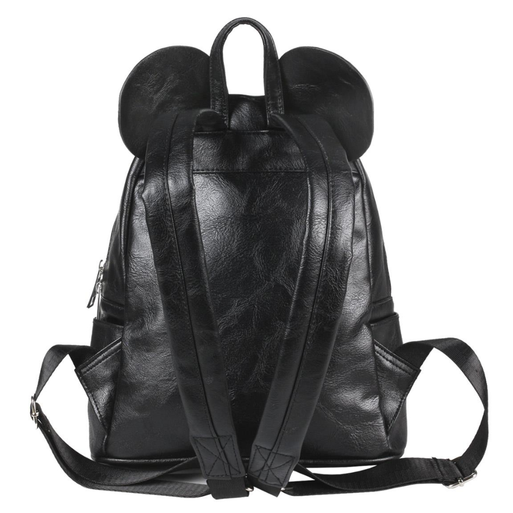 Mochila negra con diseño de orejas de ratón. Cuenta con correas, asa y bolsillos laterales. Hecha de material brillante similar al cuero.