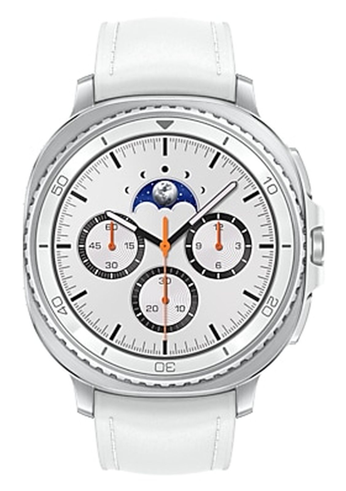 Uno smartwatch bianco con cinturino in pelle bianca. Il quadrante ha segni neri, tre sotto quadranti e lancette arancioni.