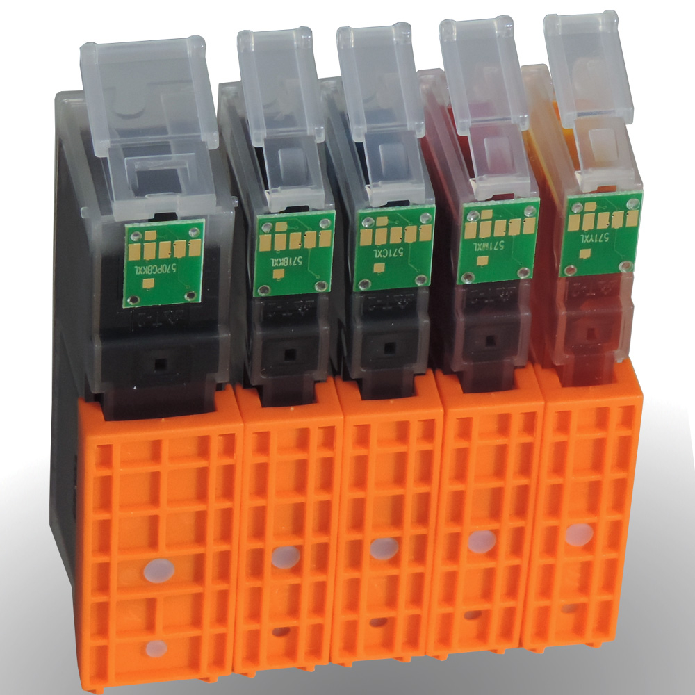 Fünf Tintenpatronen, schwarz, cyan, magenta, gelb und schwarz. Sie befinden sich in einem orangefarbenen Kunststoffhalter mit transparenten Kunststoffdeckeln.