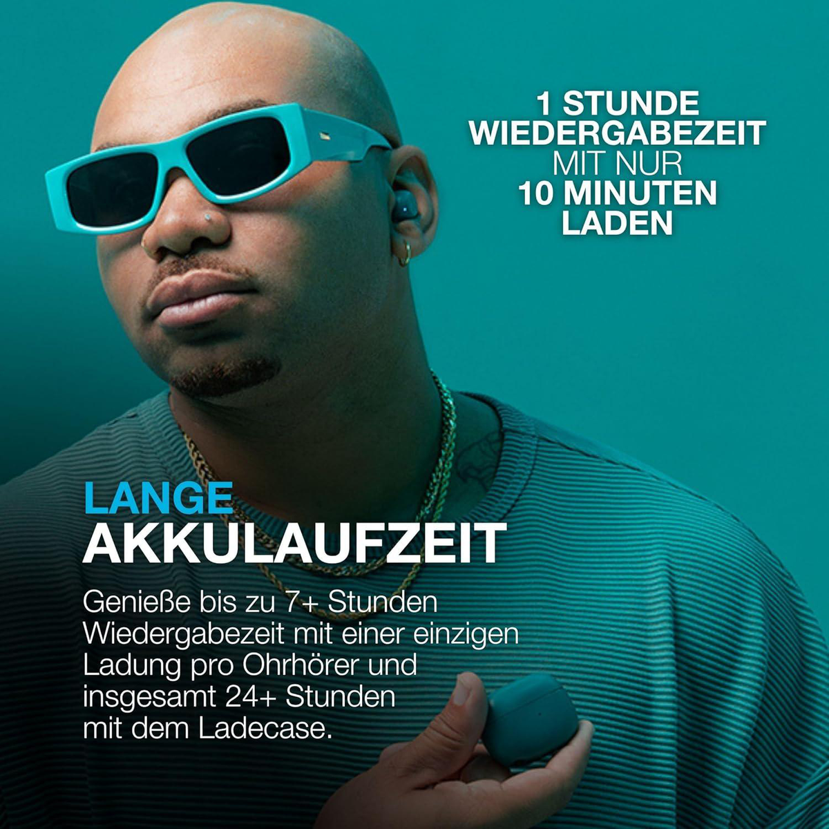 Mężczyzna w turkusowych okularach przeciwsłonecznych i złotym łańcuszku, trzymający turkusowe etui na słuchawki. Tekst: Długa żywotność baterii, 1 godzina odtwarzania z 10 min ładowania.