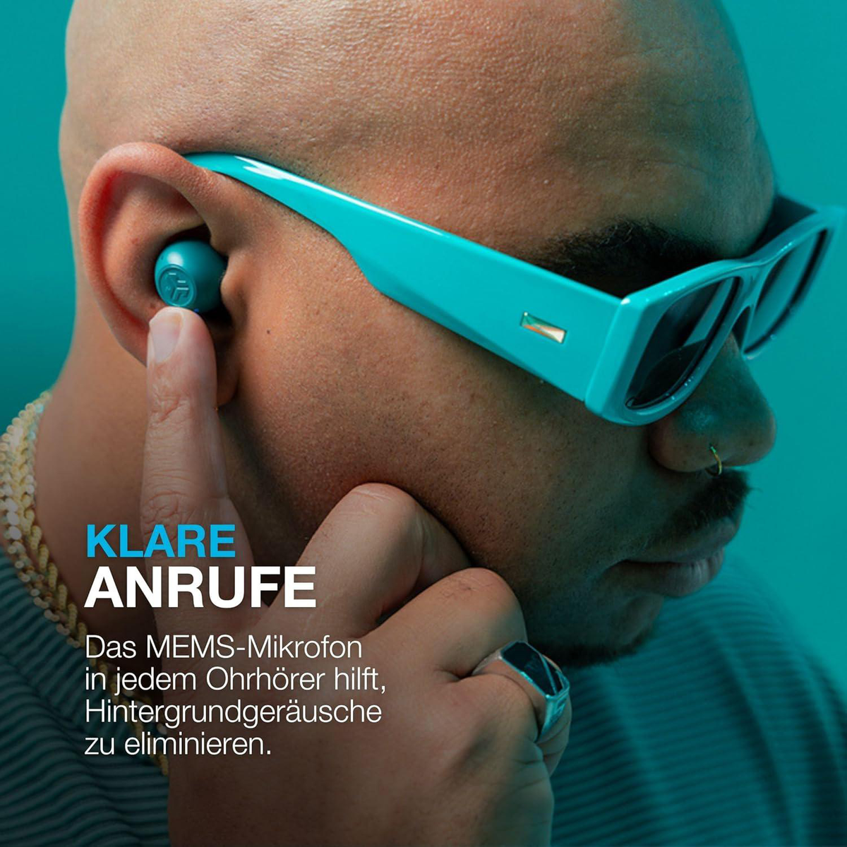 Mężczyzna z turkusowymi okularami przeciwsłonecznymi i słuchawką w uchu. Dotyka słuchawki palcem. Tekst: Czyste połączenia.