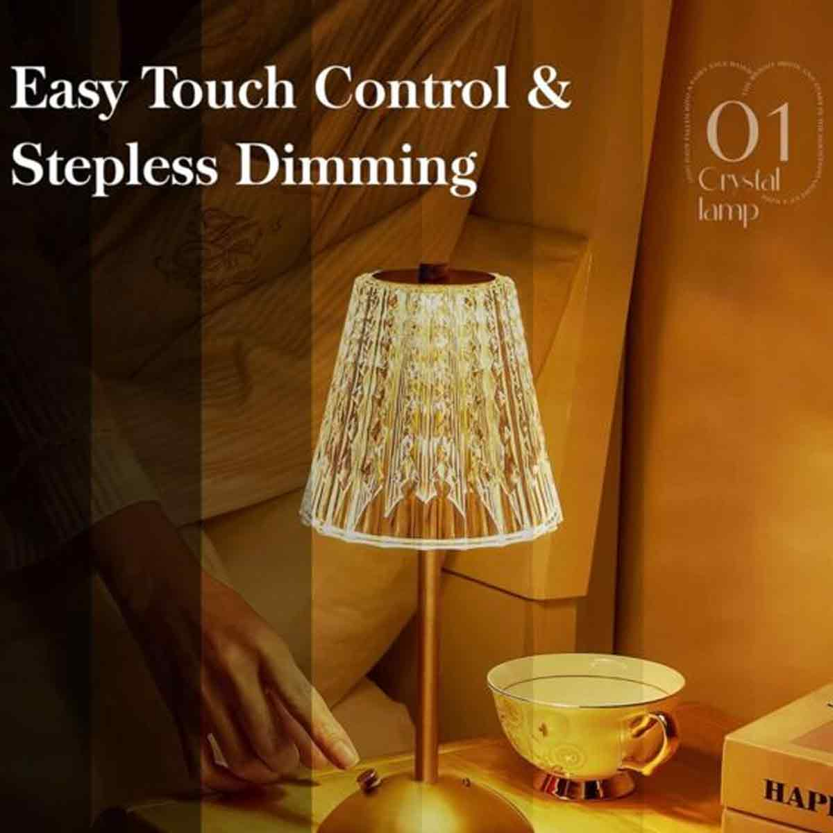 Eine Kristalllampe steht auf einem Tisch. Eine Hand berührt die Lampe. Eine Teetasse und eine Box stehen neben der Lampe.