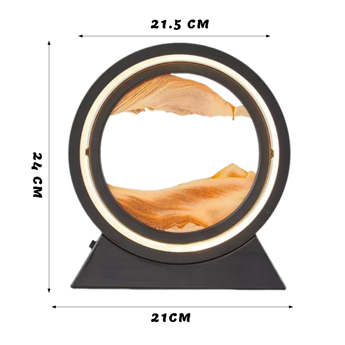 Ein dekoratives Sandkunstwerk. Ein schwarzer Rahmen mit einer Sandlandschaft. Die Abmessungen sind 24 cm hoch, 21 cm breit und 21,5 cm quer.