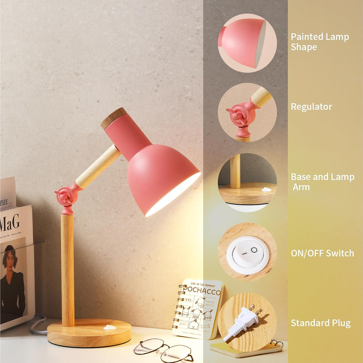 Eine rosa Schreibtischlampe mit Holzsockel und -arm. Daneben befinden sich eine Brille, ein Notizbuch und eine Zeitschrift.