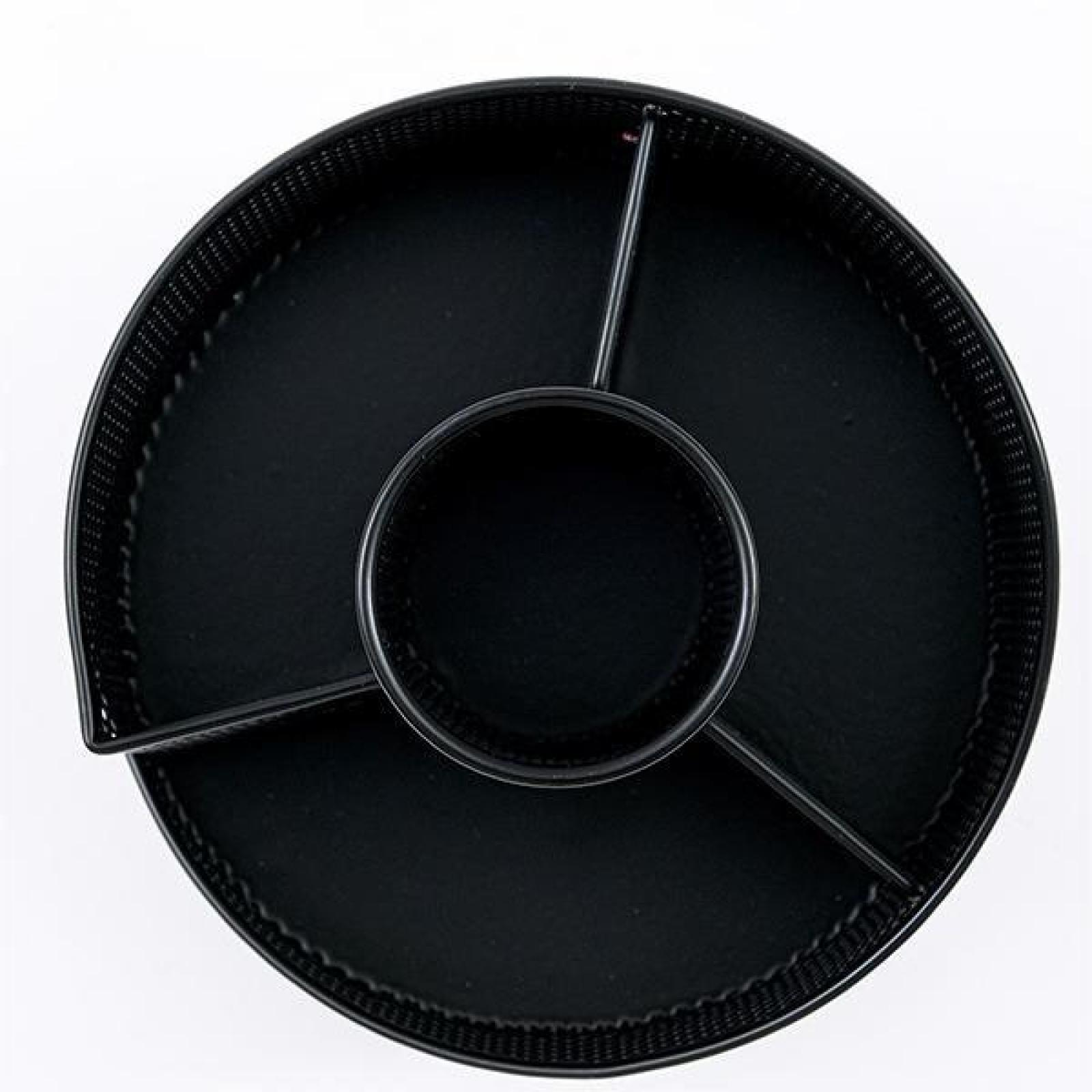 Ein schwarzes Metallserviertablett mit drei Abschnitten und einer zentralen Tasse, auf weißem Hintergrund.