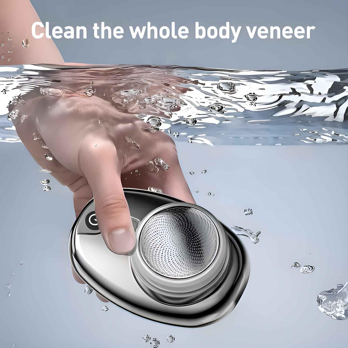 Eine Hand hält einen silbernen Rasierer unter Wasser. Blasen schweben um den Rasierer herum. Der Text lautet 'Clean the whole body veneer'.
