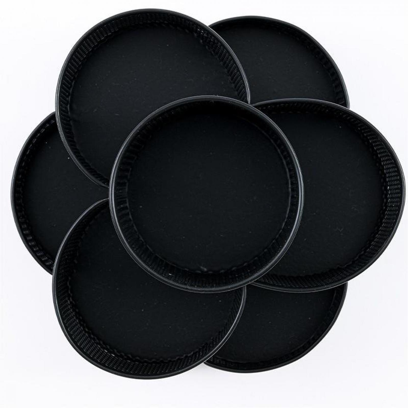 Sechs schwarze, runde Backformen sind in einem blütenartigen Muster auf weißem Hintergrund angeordnet.