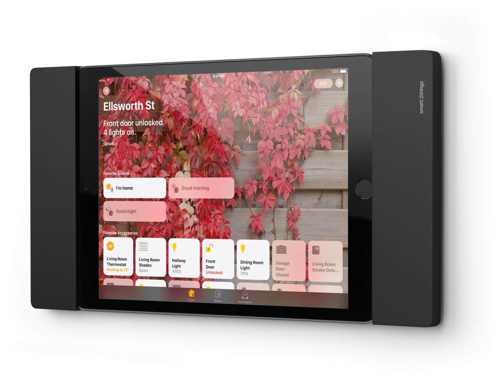 Tablet mit Smart-Home-Steuerung. Haustür entriegelt, 4 Lichter an. Hintergrund zeigt rote und grüne Blätter vor Holzplanken.