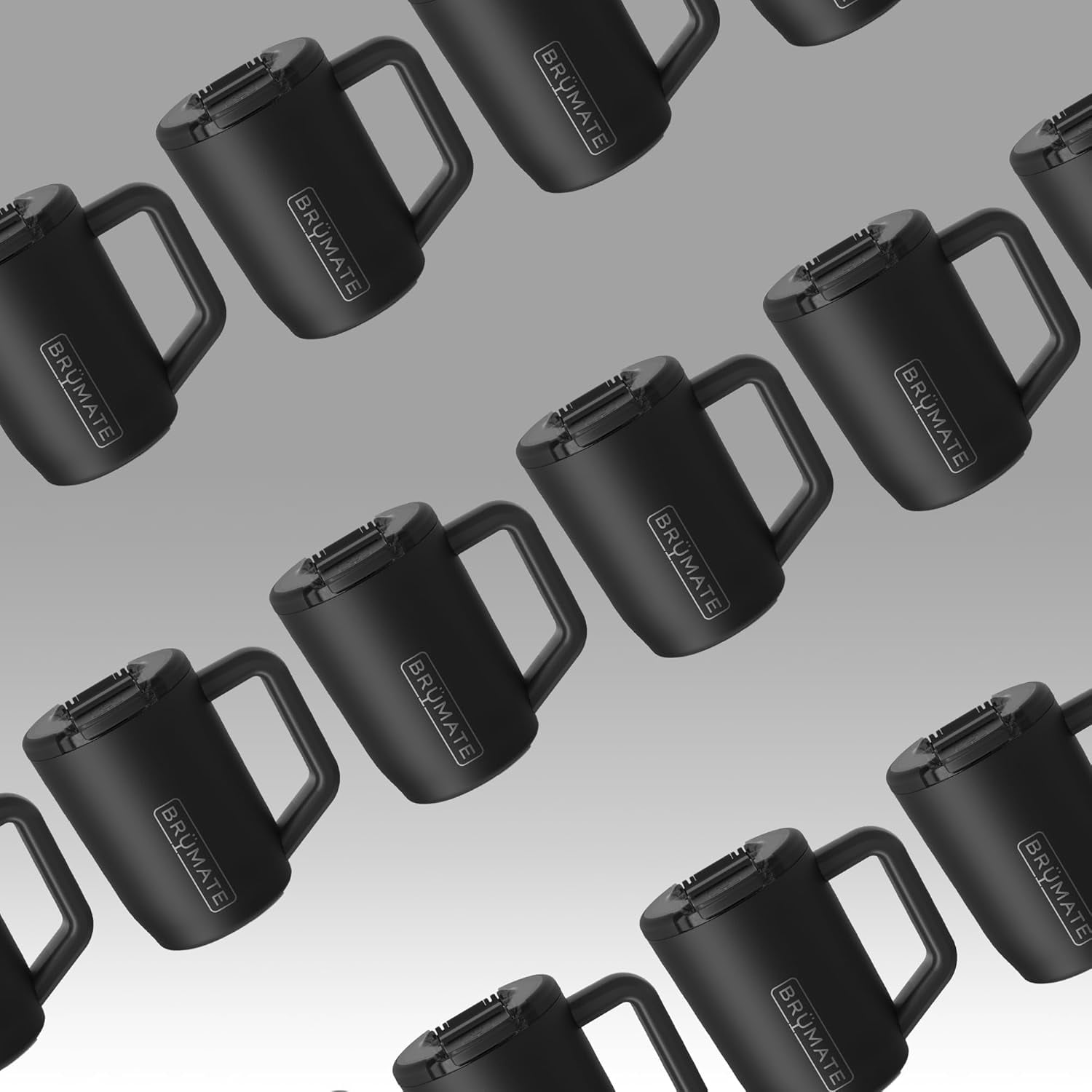 Schwarze isolierte Kaffeetassen, in einem Muster angeordnet. Jede Tasse hat einen Griff und das Logo 'BRUMATE'. Der Hintergrund ist grau.