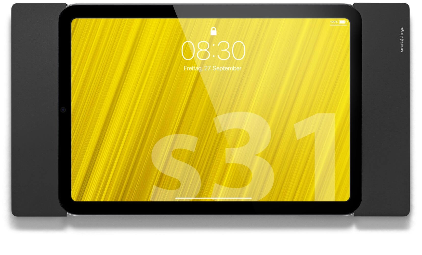Tablet mit gelbem Bildschirm, der Uhrzeit, Datum und die Zahlen S31 anzeigt. Es befindet sich in einer schwarzen Hülle. Der Bildschirm zeigt 08:30, Freitag, 27. September.