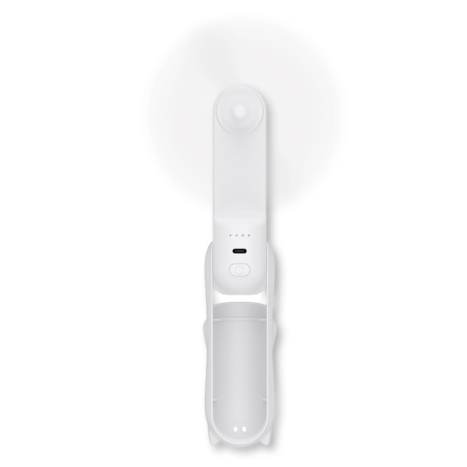 Ein weißer Handventilator mit Ladeanschluss und Ein-/Ausschalter auf weißem Hintergrund platziert.