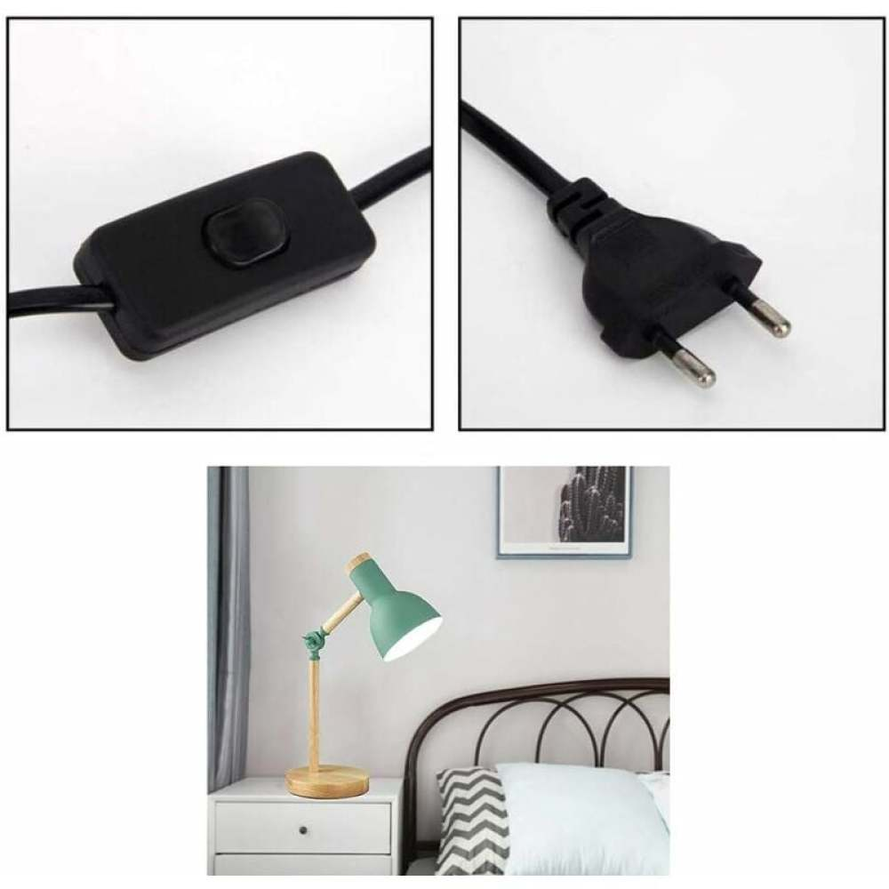 Das Bild zeigt einen schwarzen Netzschalter, einen Stecker und eine grüne Schreibtischlampe auf einem Nachttisch. Im Hintergrund ist ein Bett zu sehen.