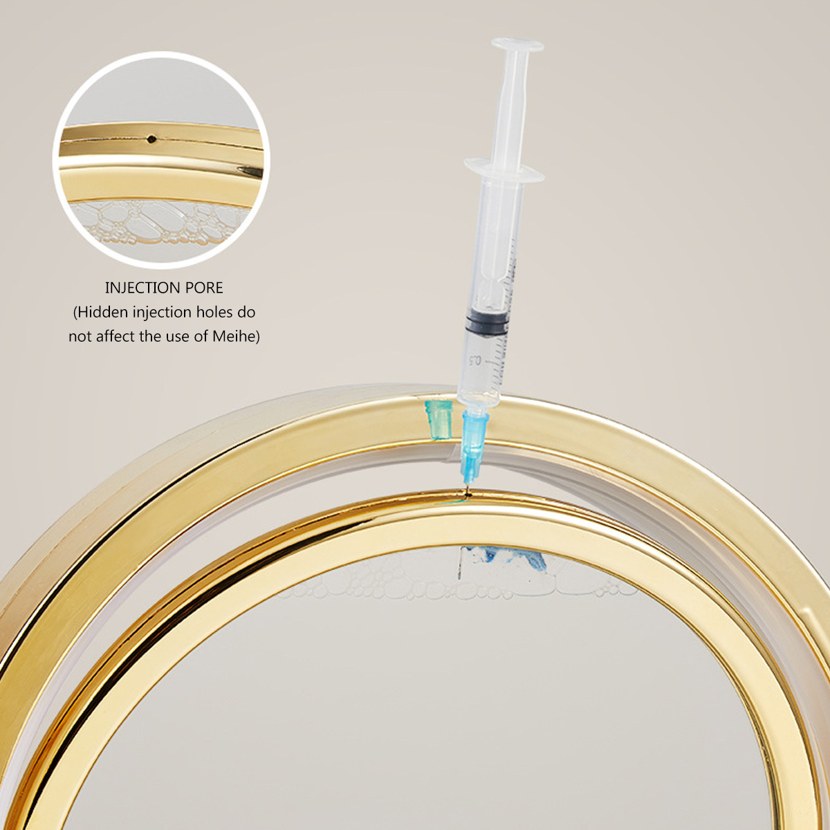 Nahaufnahme eines goldenen Rings mit einer Spritze, die Flüssigkeit injiziert. Der Hintergrund ist beige. Ein Ausschnitt zeigt Details.