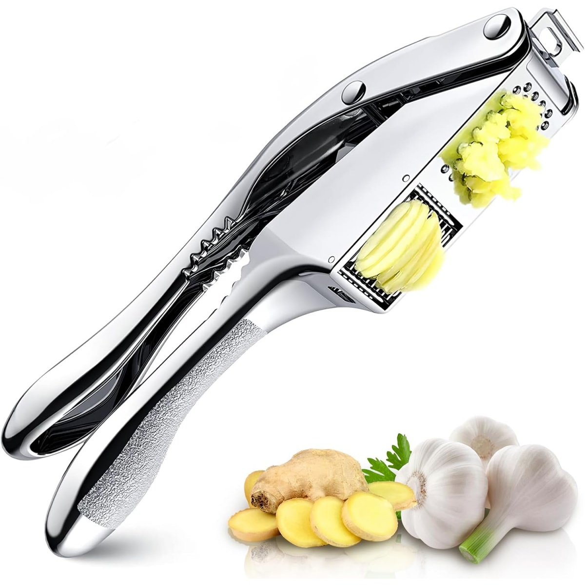 Eine silberne Knoblauchpresse mit Ingwer und Knoblauch. Ingwer ist geschnitten. Knoblauchknollen sind ganz. Gelber Ingwer und Knoblauch in der Presse.