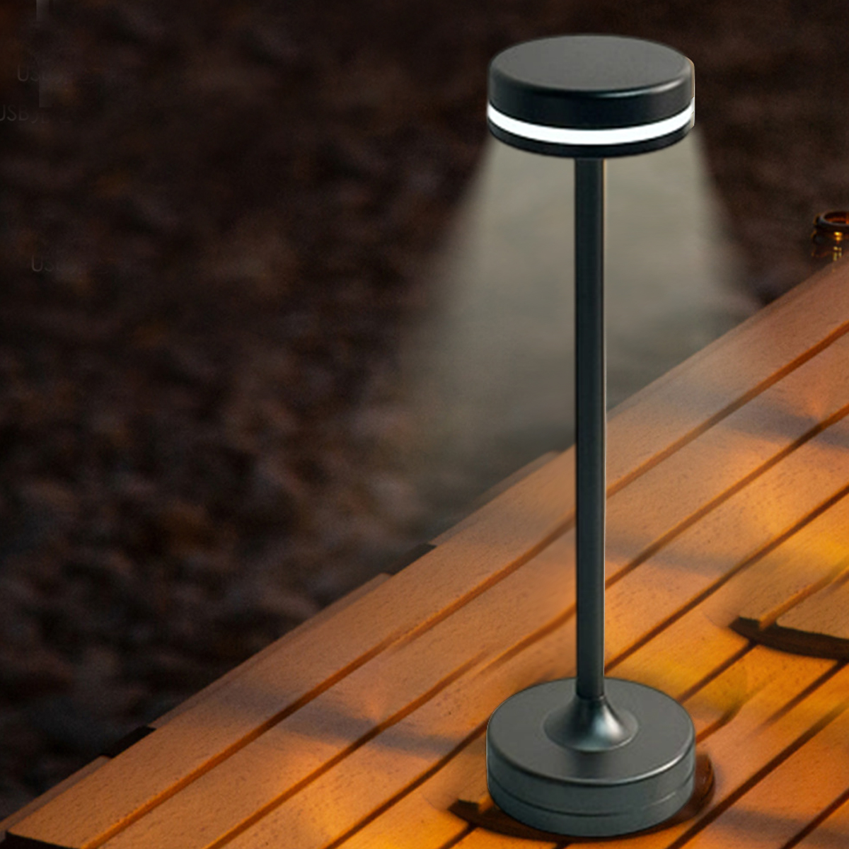 Eine moderne schwarze Lampe mit leuchtender Oberseite scheint auf einen Holztisch. Der Hintergrund ist verschwommen.