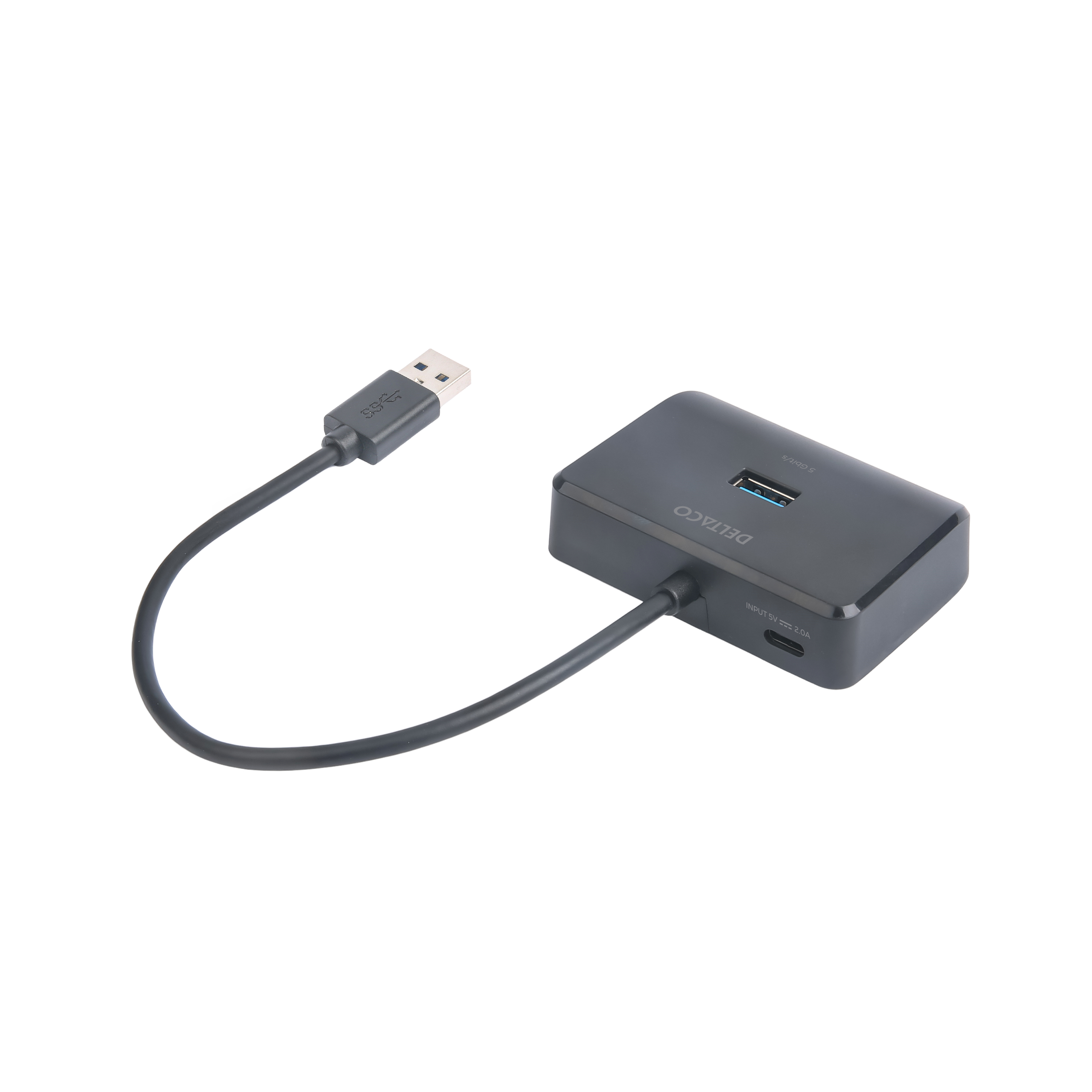 Ein schwarzer USB-Hub mit USB-Kabel. Der Hub hat einen USB-Anschluss und liegt auf weißem Hintergrund.