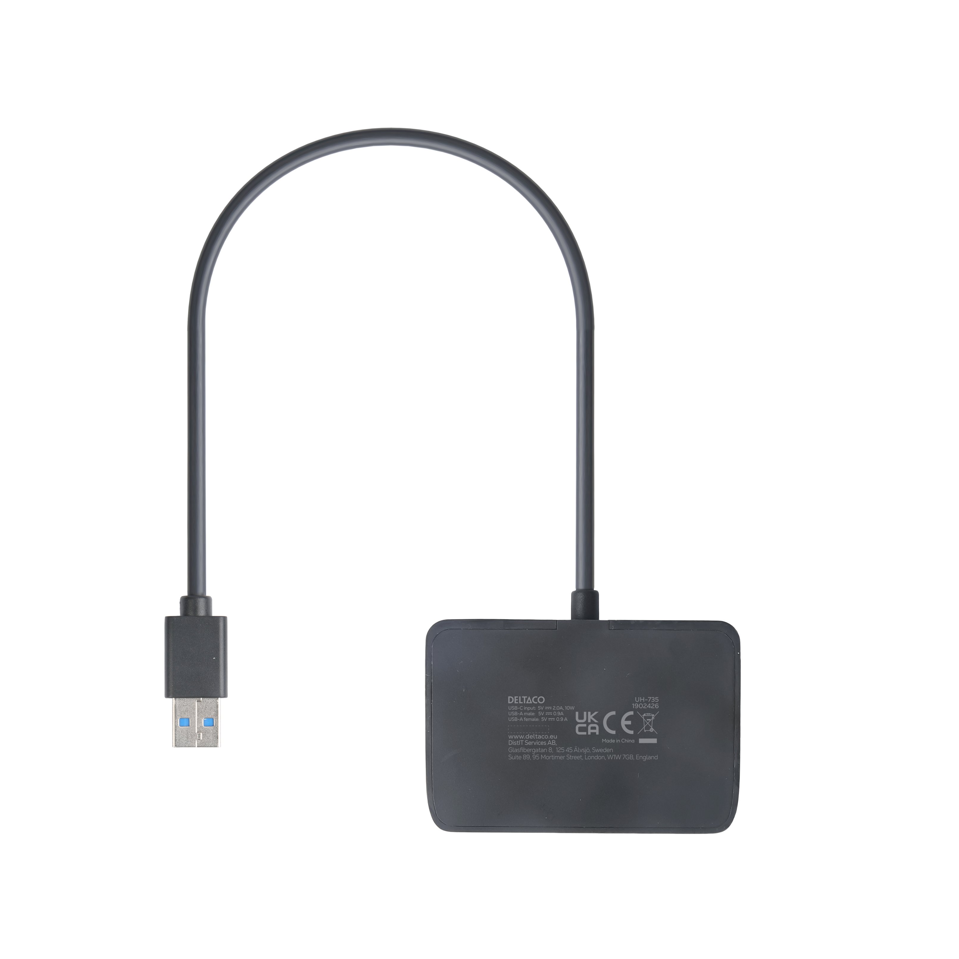 Ein schwarzer USB-Hub mit gebogenem Kabel, USB-A- und USB-C-Anschlüssen auf weißem Hintergrund.