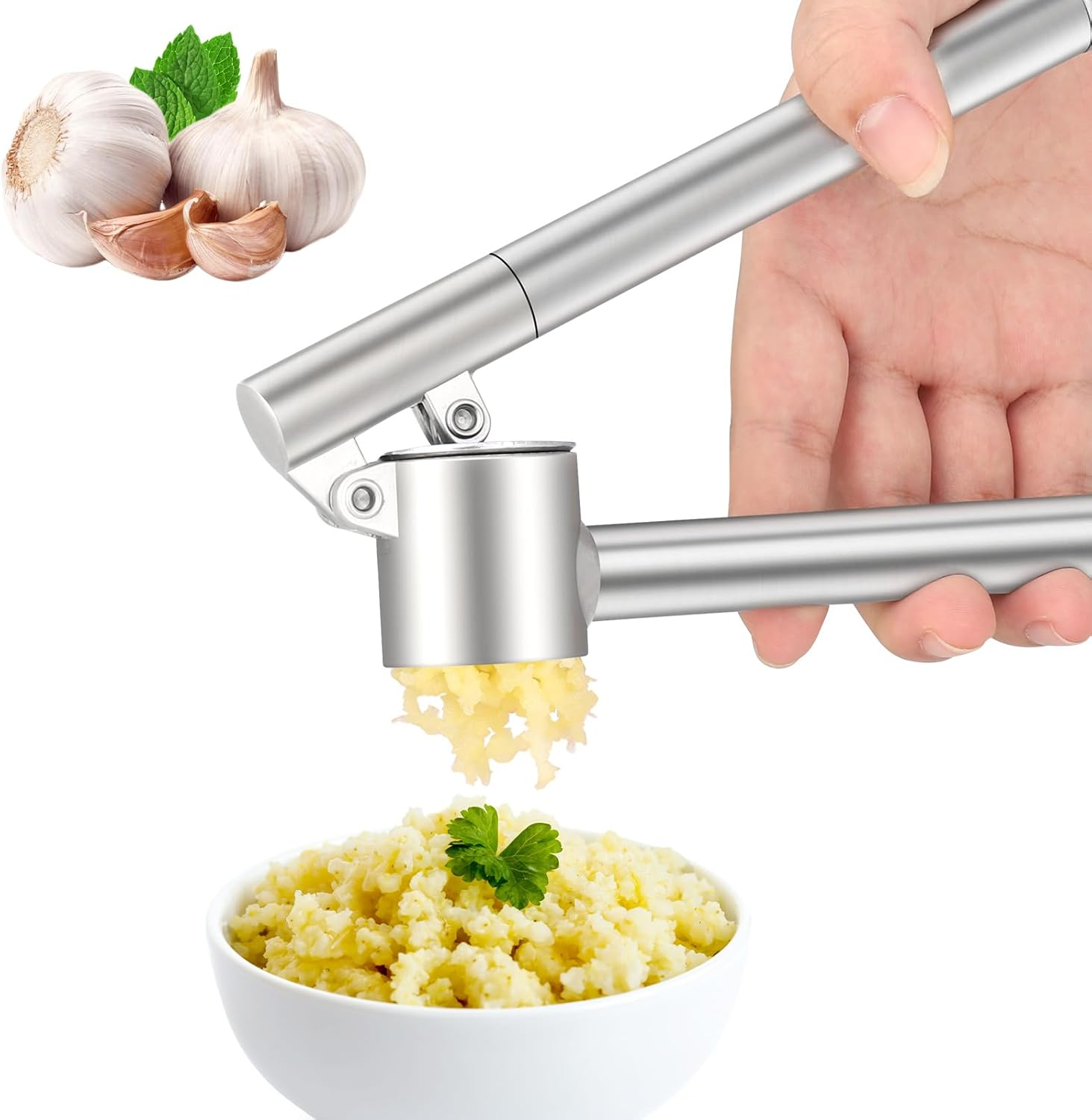 Eine Hand drückt eine Knoblauchpresse und gibt gehackten Knoblauch in eine Schüssel. Knoblauchzehen und -köpfe sind im Hintergrund.