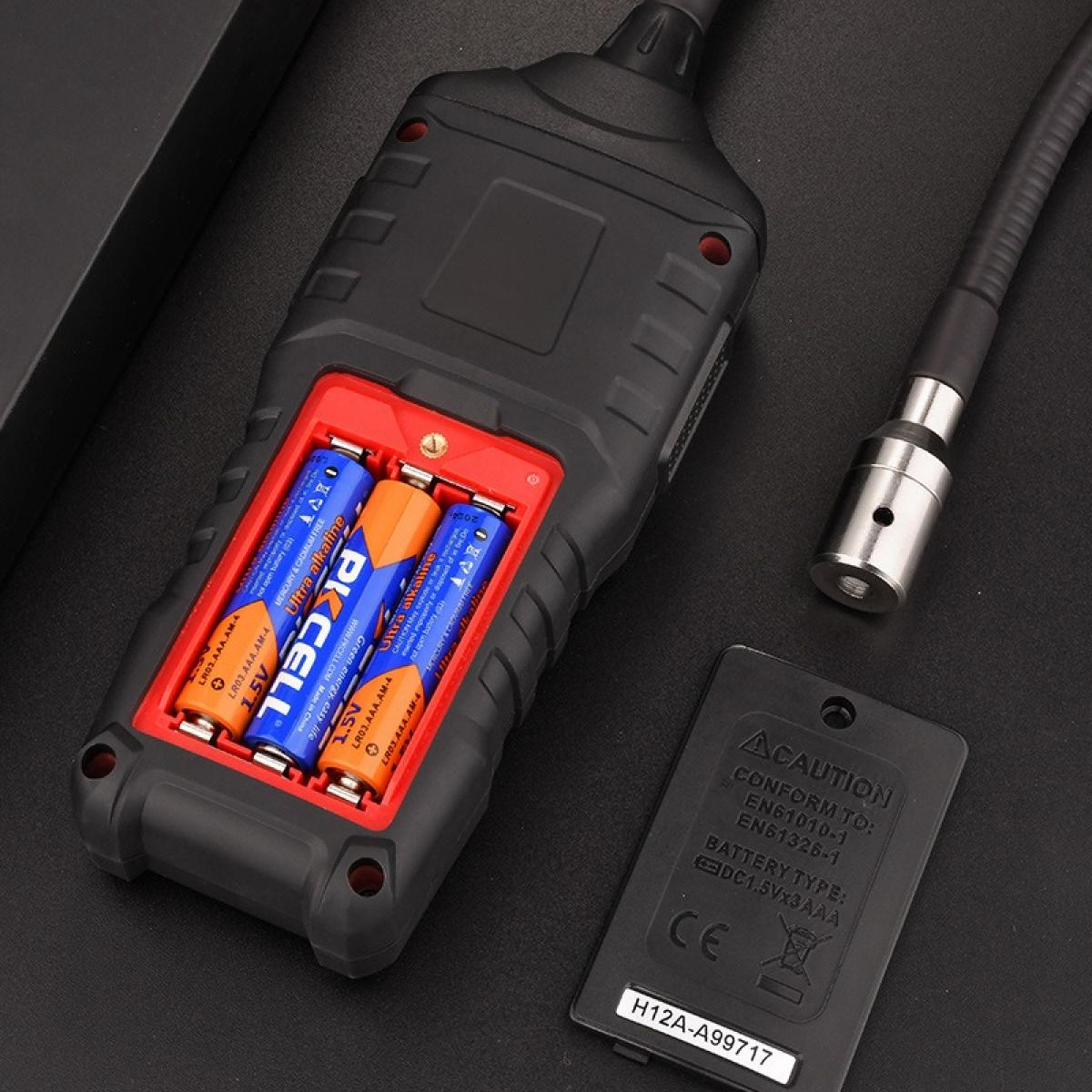 Ein Gerät mit offenem Batteriefach mit drei AAA-Batterien. Eine abgetrennte Abdeckung und eine Sonde sind in der Nähe.