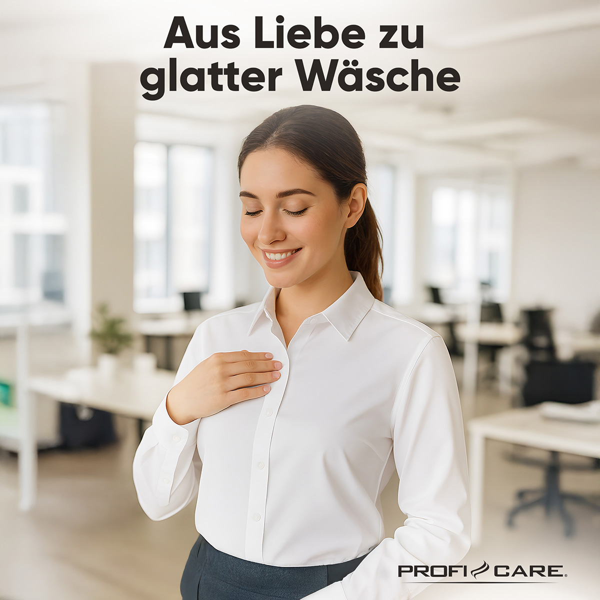Eine Frau in weißem Hemd lächelt und berührt ihre Brust. Text oben: 'Aus Liebe zu glatter Wäsche'. Büro im Hintergrund.