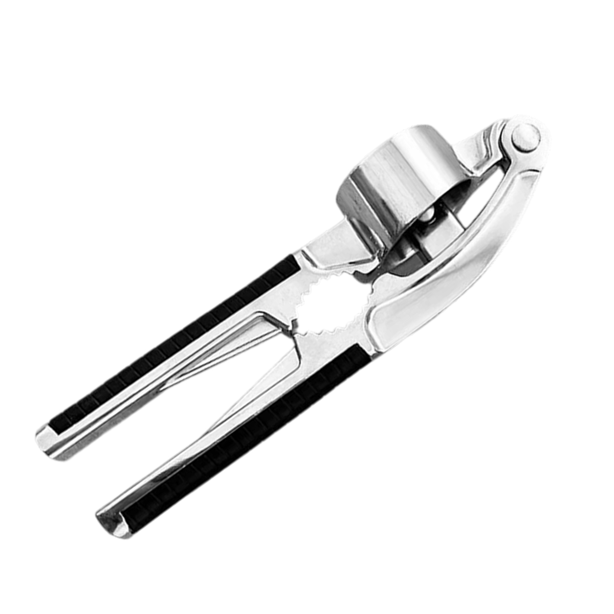 Eine Knoblauchpresse aus Metall mit schwarzen Griffen liegt diagonal auf weißem Grund. Es ist ein glänzendes Küchenwerkzeug.