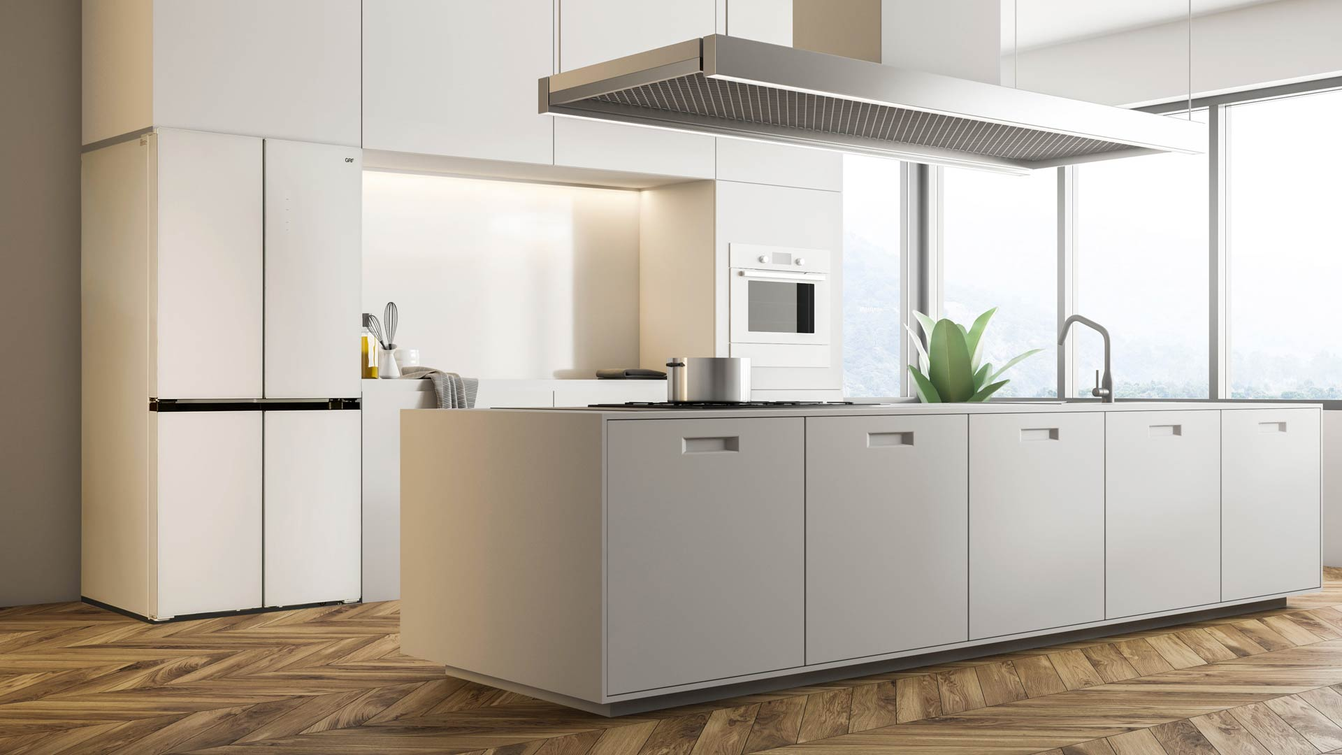 Moderna cucina bianca con pavimento in legno. Include isola, armadi, forno, frigorifero, cappa aspirante e ampia finestra con pianta.