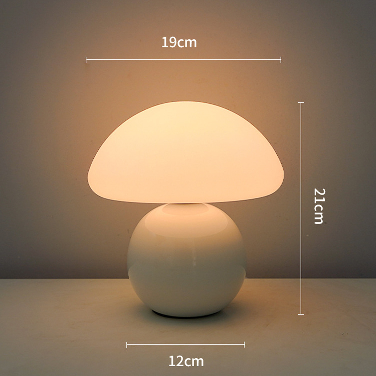 Eine weiße pilzförmige Lampe auf einem Tisch, mit angegebenen Abmessungen: 19 cm breit, 21 cm hoch und 12 cm Basis. Der Hintergrund ist ein Farbverlauf.