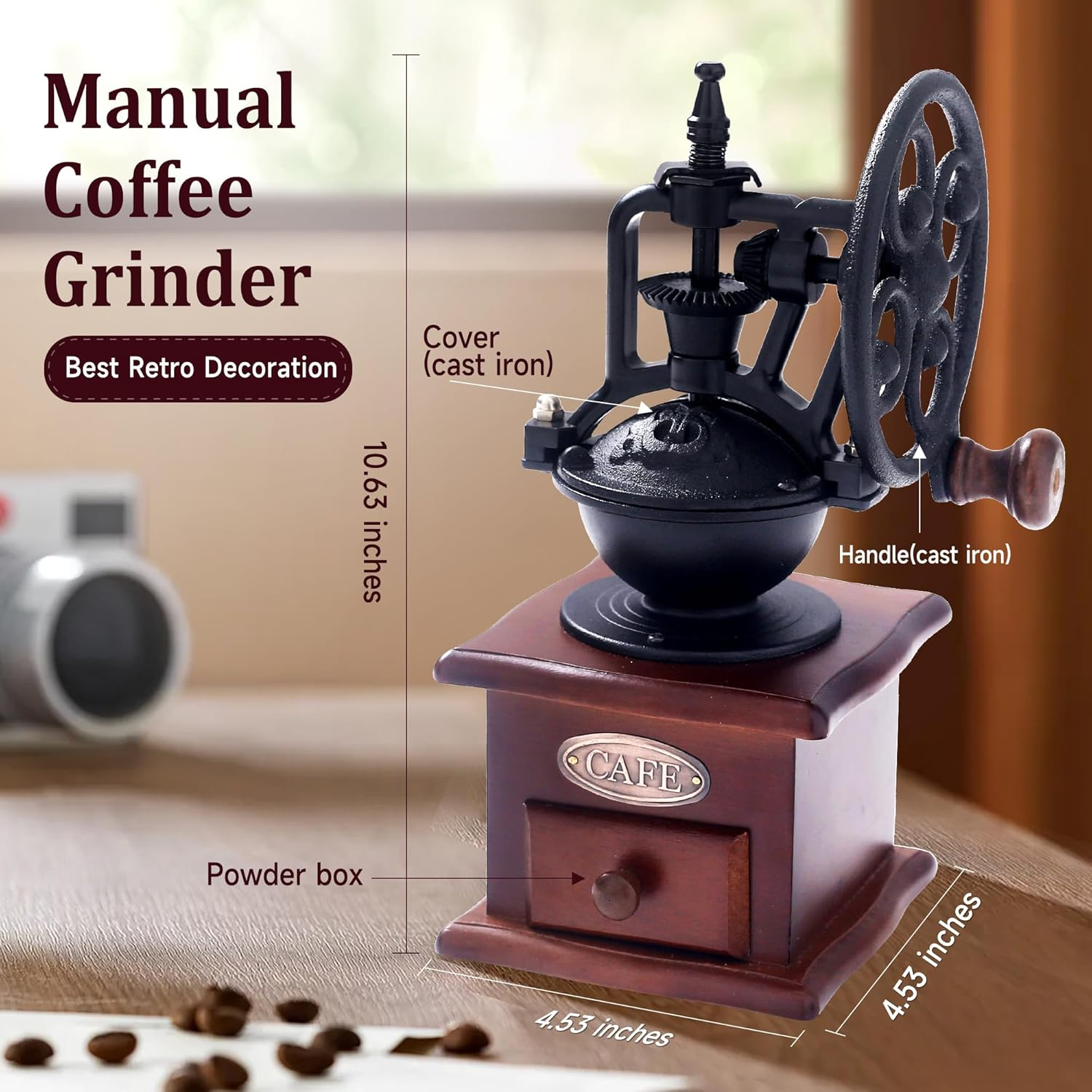 Eine manuelle Kaffeemühle mit Holzsockel und Gusseisenkomponenten, darunter ein Griff und eine Abdeckung. Kaffeebohnen sind verstreut.