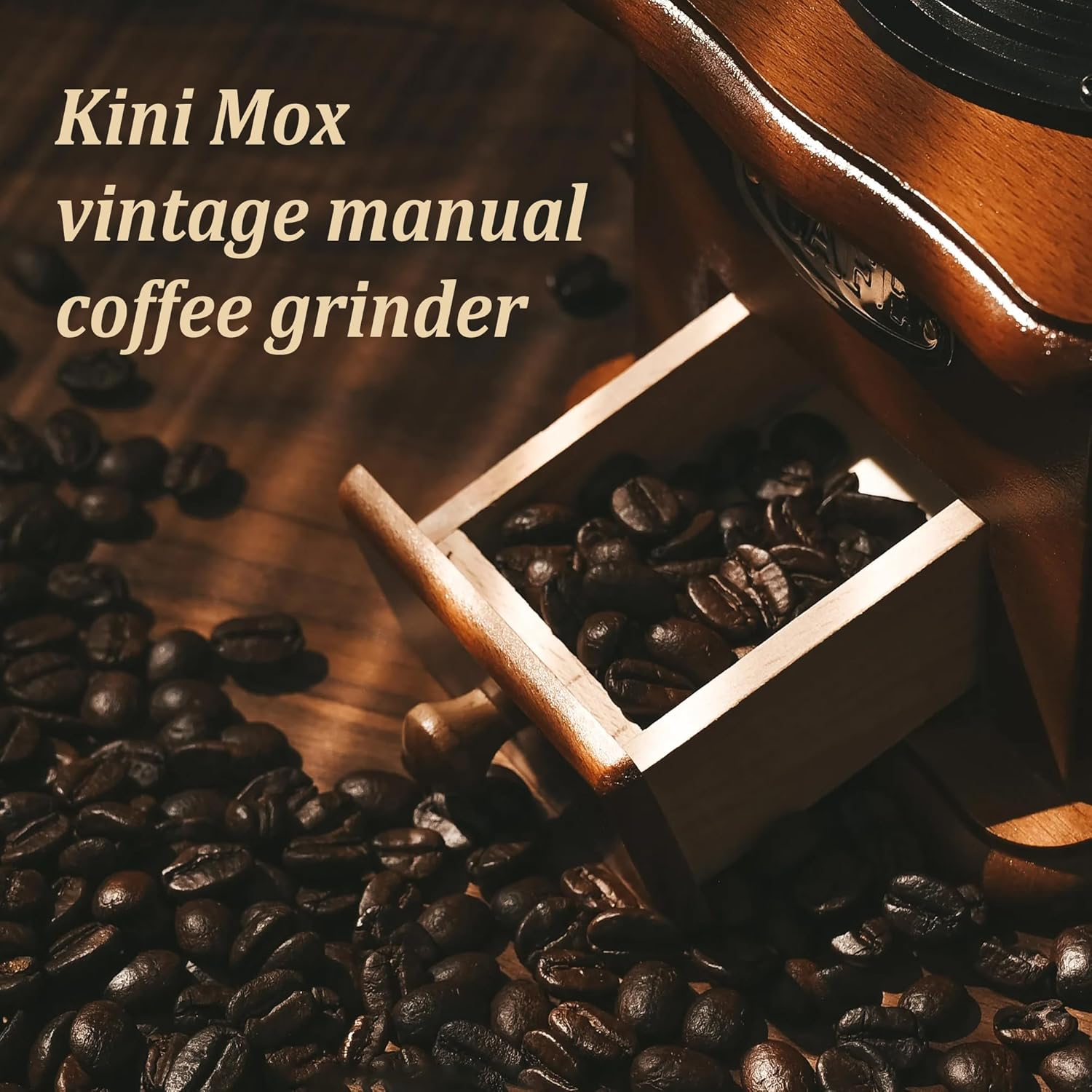 Eine alte manuelle Kaffeemühle mit Kaffeebohnen. Die Mühle ist aus Holz und die Bohnen sind dunkelbraun.
