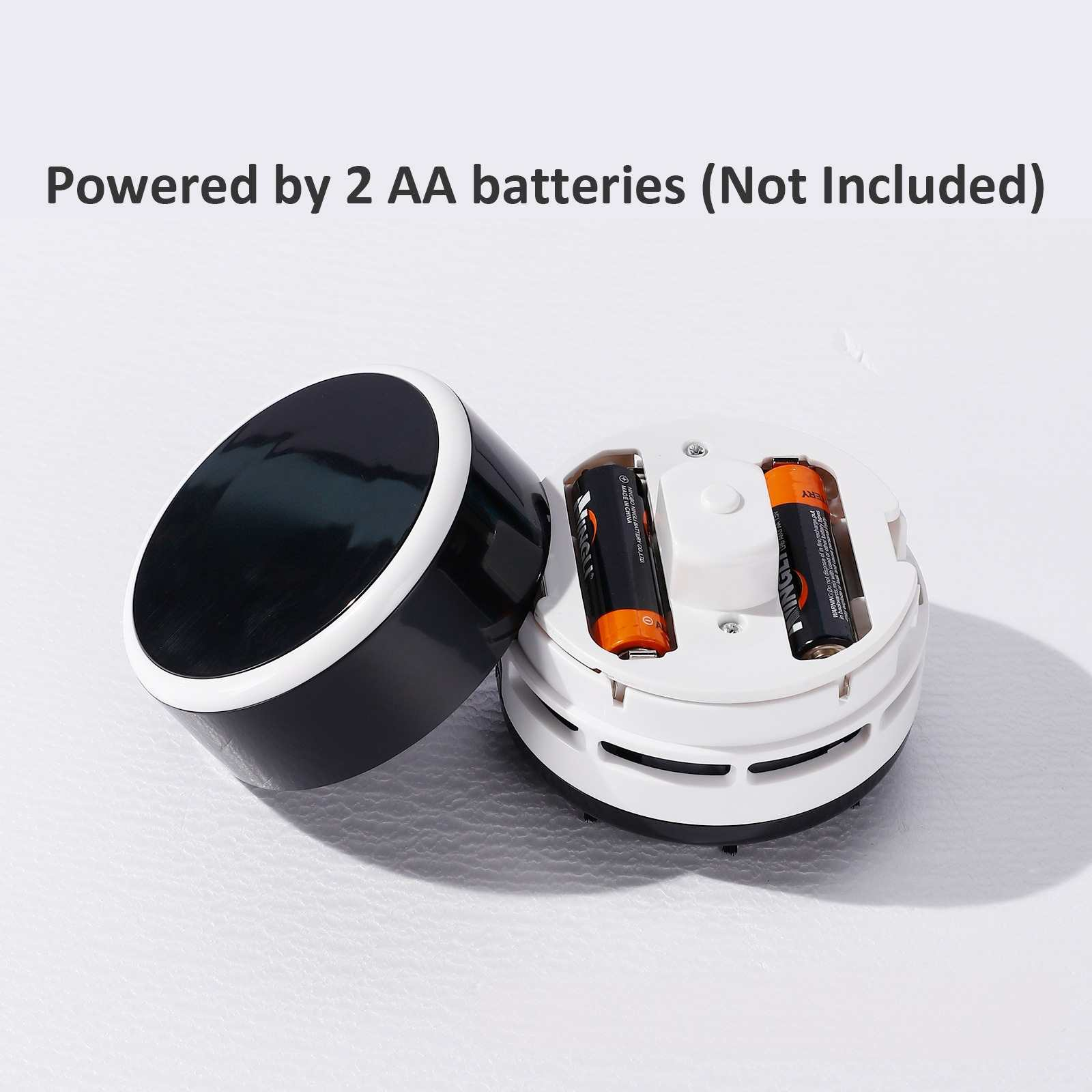 Ein weißes und schwarzes Gerät ist geöffnet und zeigt 2 AA-Batterien. Das Gerät hat einen schwarzen Deckel und eine weiße Basis.