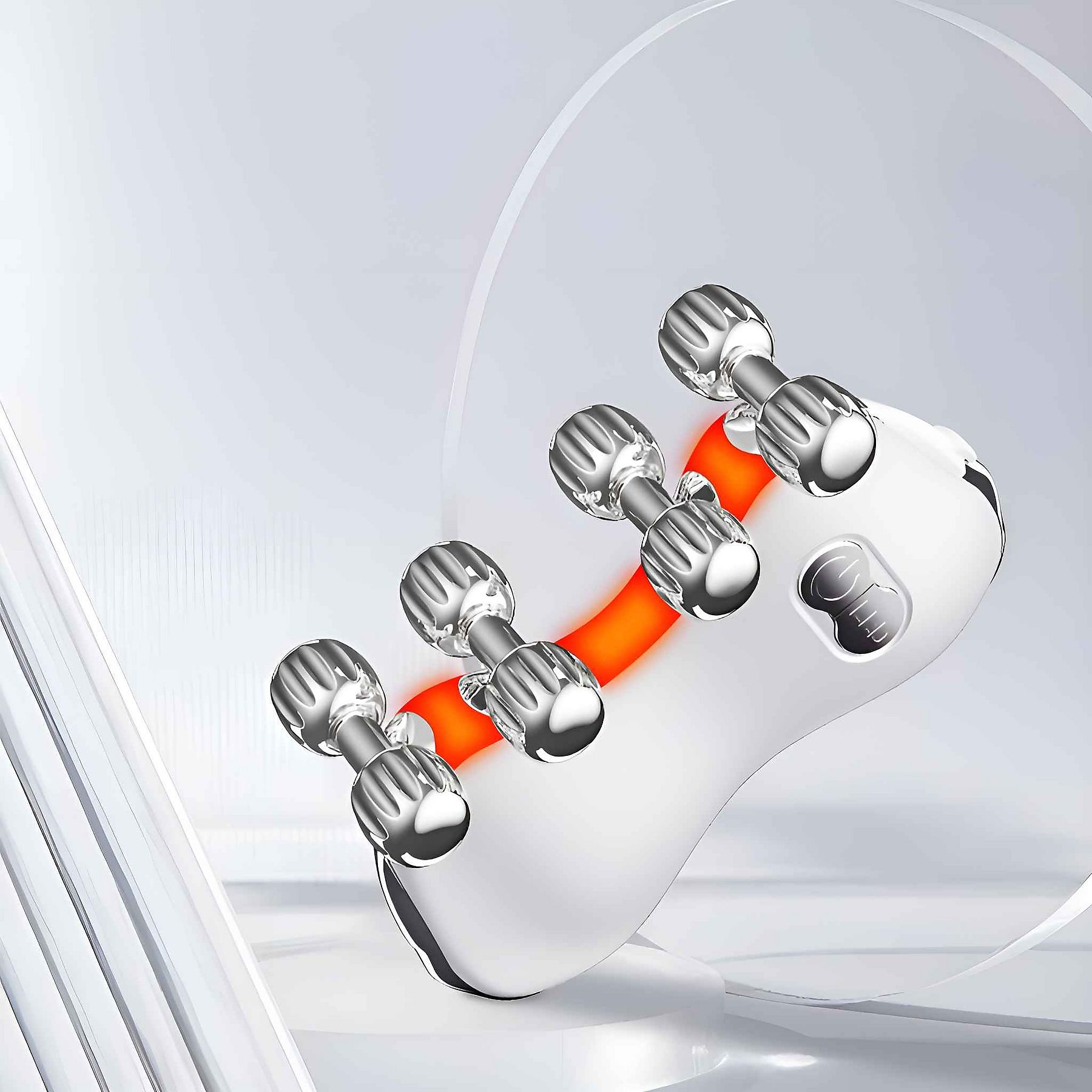 Ein weißes und silbernes Gerät mit vier silbernen Rollen und einem orangefarbenen Schimmer. Knöpfe sind auf dem Gerät.