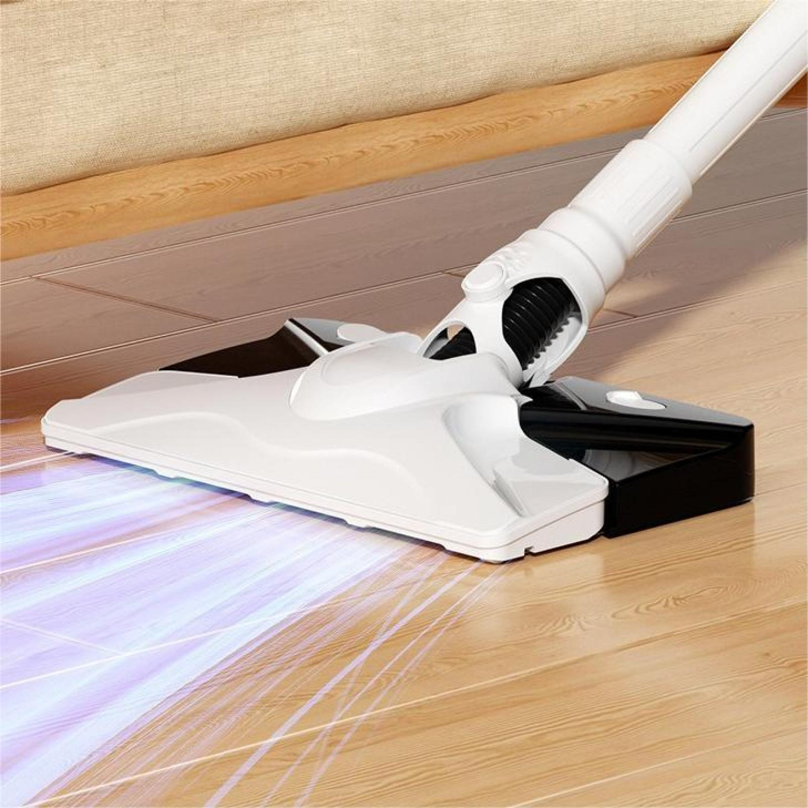 Ein weißer und schwarzer Staubsaugerkopf befindet sich auf einem Holzboden, wobei Lichtstrahlen von unten ausgehen.