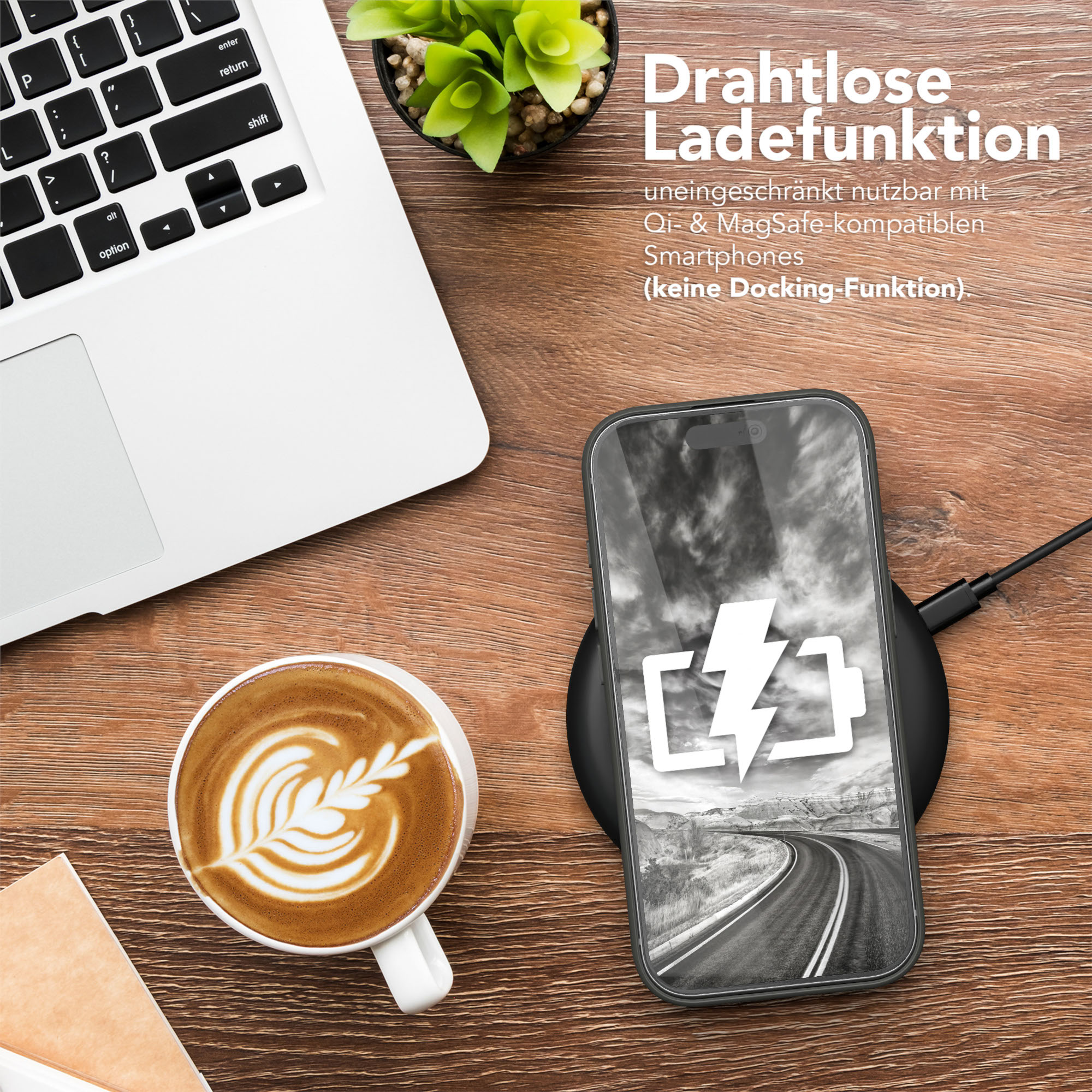 Ein Telefon auf einem kabellosen Ladegerät zeigt ein Blitzsymbol. Eine Kaffeetasse und ein Laptop stehen auf einem Holztisch.